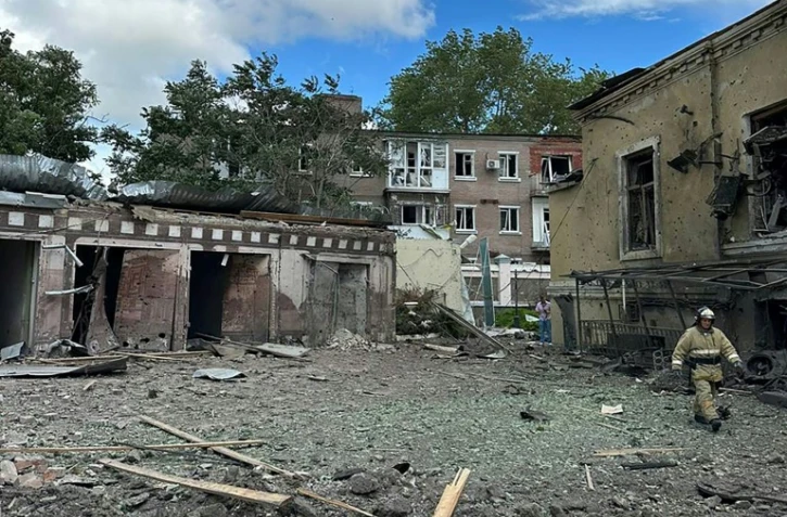 Photo publiée le 28 juillet 2023 sur le compte Telegram du gouverneur de la région de Rostov montrant les dégâts provoqués par une explosion près d'un café à Taganrog, dans le sud-ouest de la Russie
