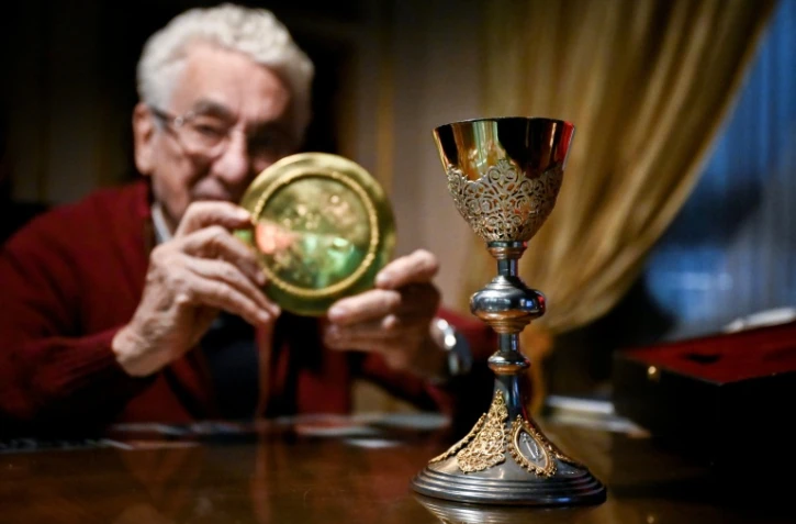 L’orfèvre argentin Juan Carlos Pallarols montre une patène et un calice qu’il a réalisés dans son atelier avant leur remise au pape Léon XIV lors de sa visite en Argentine, le 20 octobre 2026 à Buenos Aires