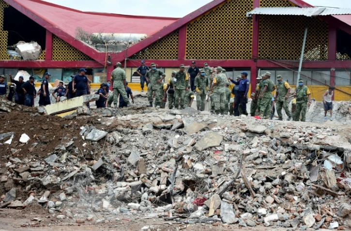 Des soldats mexicains débarassent des gravats après un violent séisme de magnitude 8,2, le 8 septembre 2017 à Juchitan de Zaragoza (Etat d' Oaxaca) 