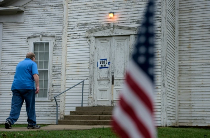 Un électeur américain se dirige vers un bureau de vote pour la primaire dans l'Ohio le 15 mars
