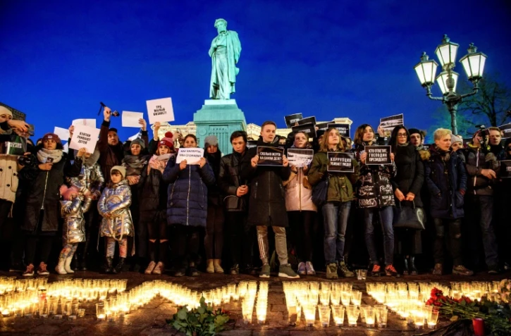 Des personnes rassemblées à Moscou, le 27 mars 2018, en hommage aux victimes de l'incendie d'un centre commercial à Kemerovo, en Sibérie