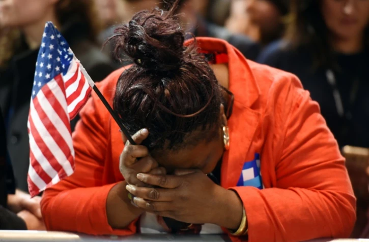 Une Américaine, partisan de Hillary Clinton, s'effoondre à l'annonce des résultats de la présidentielle, le 8 novembre 2016 au Javits Convention Center à New York