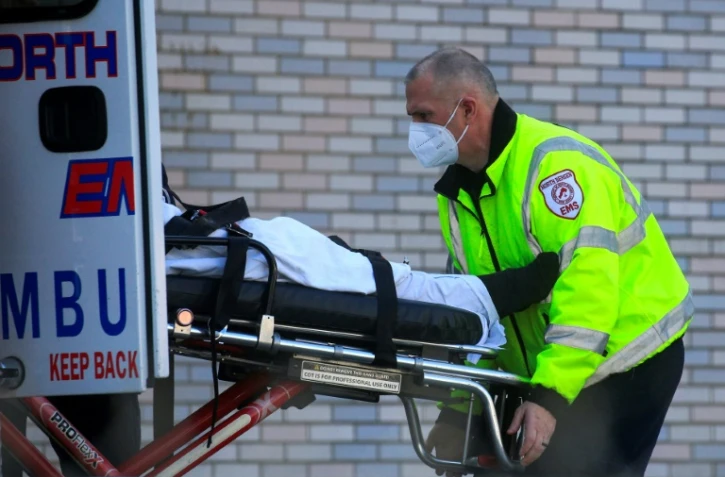 Arrivée d'un malade atteint de la Covid-19 aux urgences du centre médical à North Bergen (New Jersey), le 11 décembre 2020