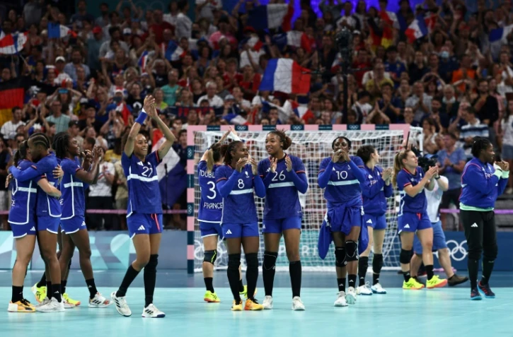 Les handballeuses françaises célèbrent leur victoire contre l'Allemagne en quart de finale du tournoi olympique, le 6 août 2024 à Villeneuve-d'Ascq