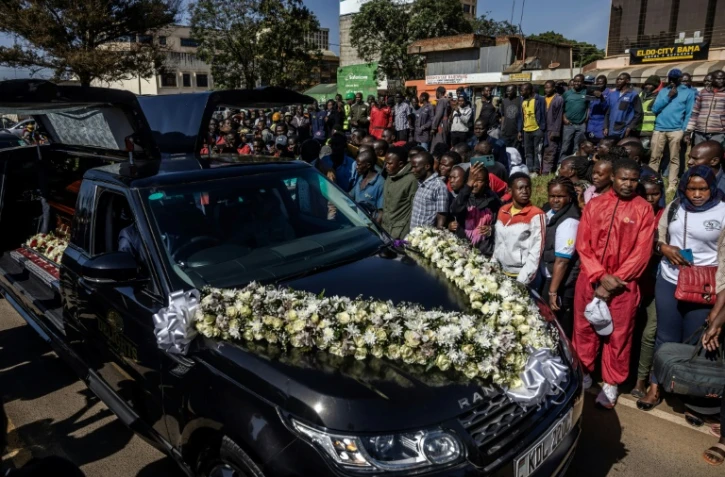 Le corbillard transportant le marathonien kényan Kelvin Kiptum, à la veille de ses funérailles nationales à Eldoret, le 22 février 2024