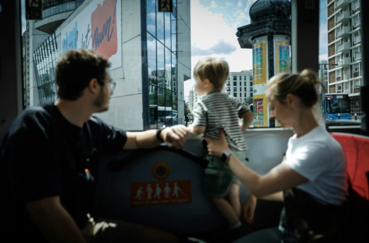 Passagers à bord de la ligne de bus 85 de la RATP à Paris, le 31 juillet 2026