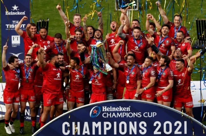 Le demi de mêlée de Toulouse, Antoine Dupont (c), et ses coéquipiers brandissent le trophée de la Coupe d'Europe après leur victoire en finale face à La Rochelle, à Londres, le 22 mai 2021