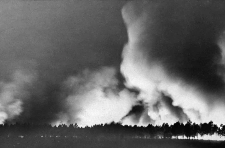 Photo prise le 22 août 1949 du gigantesque incendie dans le massif forestier des Landes de Gascogne qui fit 82 morts en Gironde