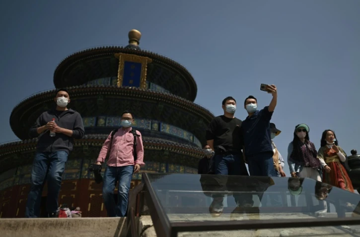 Des Chinois visitent le Temple du Ciel à Pékin, le 1er mai 2022