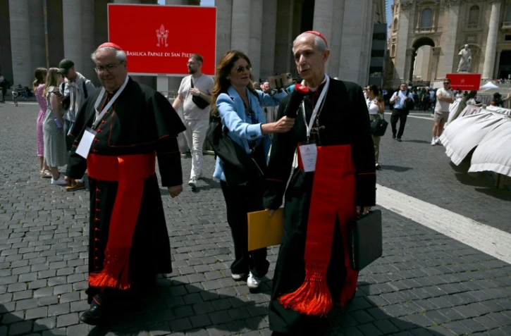 Les cardinaux argentins Angel Sixto Rossi (à gauche) et Aurelio Poli à la sortie d'une congrégation, au Vatican, le 3 mai 2025