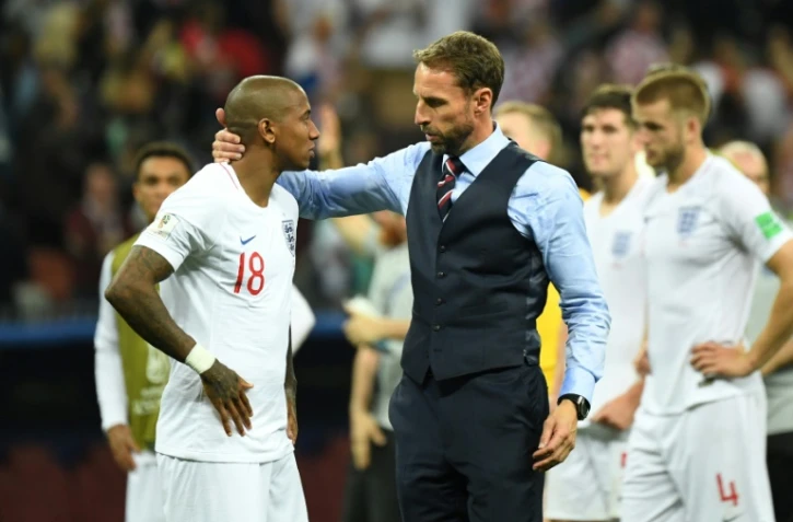 Le sélectionneur de l'Angleterre, Gareth Southgate, consolent ses joueurs après la défaite en demi-finale face aux Croates, le 11 juillet 2018 
