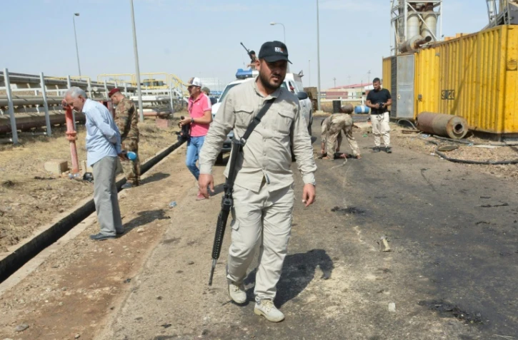 Un membre des forces de sécurité irakiennes sur les lieux d'une attaque suicide contre une centrale électrique au nord de Bagdad, le 2 septembre 2017
