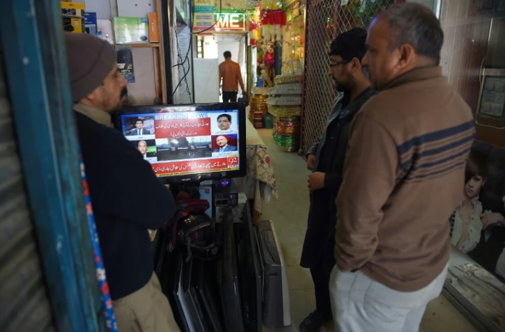 Des Pakistanais regardent les informations à la télévision sur les tensions avec l'Inde, le 27 février 2019 à Islamabad