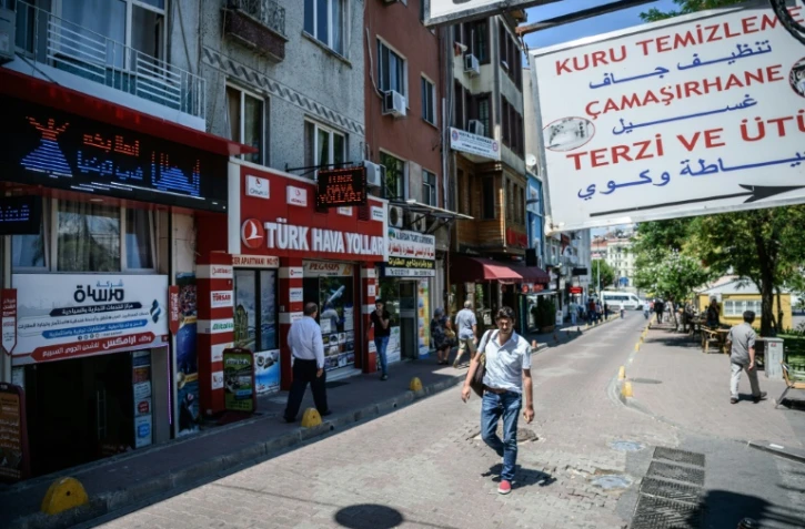 Dans le quartier de Fatih à Istanbul, le 4 juillet 2016, des passants syriens et turcs