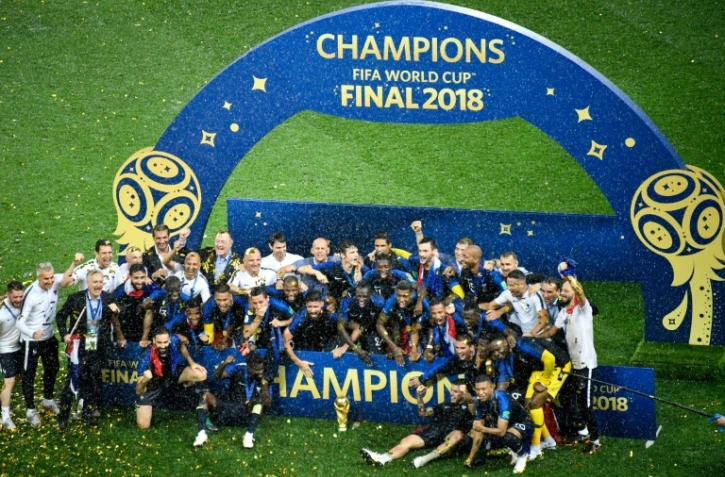 L'équipe de France de football pose avec le trophée (c) au stade Loujniki de Moscou après avoir remporté le Mondial-2018, le 15 juillet 2018 