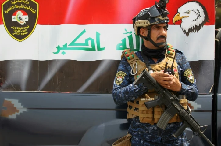 Un membre de la police fédérale irakienne tient la garde à un barrage, le 20 mai 2019 à Bagdad