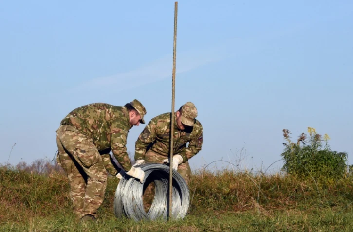 Des soldats slovènes posent des barbelés à la frontière avec la Croatie à Sela pri Dobovi près de Brezic en Slovénie, le 11 novembre 2015