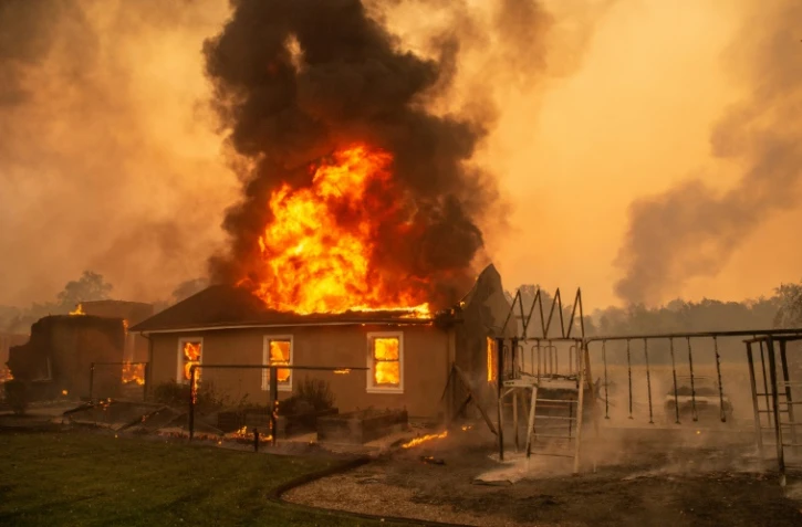Des maisons en flammes près de Geyserville, le 24 octobre 2019 en Californie