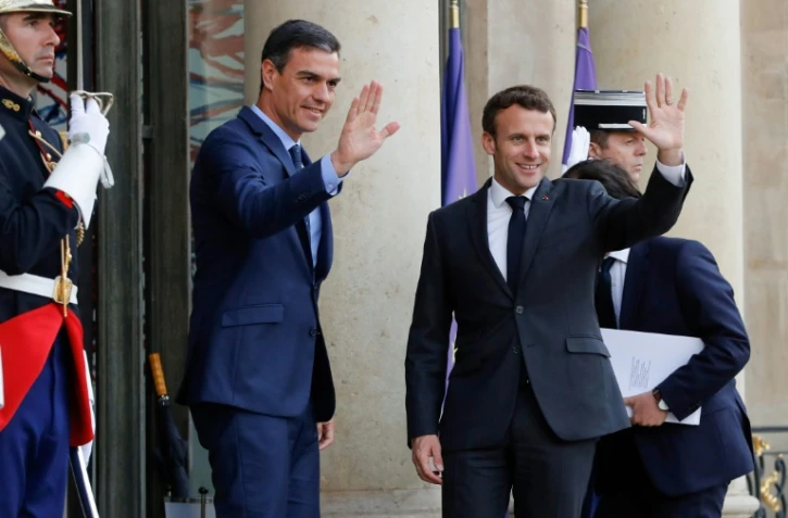Le président Emmanuel Macron (d) reçoit le Premier ministre espagnol Pedro Sanchez, le 27 mai 2019 à l'Elysée, à Paris