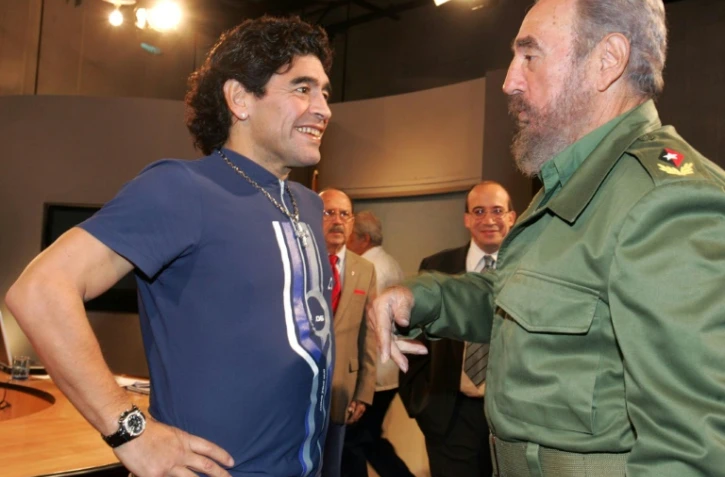 Diego Maradona (g) bavarde avec Fidel Castro, à La Havane, le 27 octobre 2005