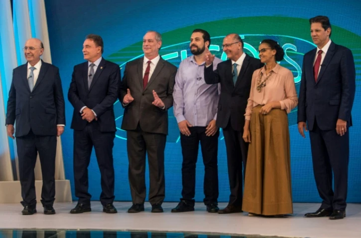 Sept des huit candidats à l'élection présidentielle brésilienne du 7 octobre 2018, lors du dernier débat télévisé de la campagne, le 4 octobre. Le favori, Jair Bolsonaro, était absent, ayant invoqué des raisons médicales, qui ne l'ont pas empêché de donner une interview télévisée au même moment depuis son domicile
