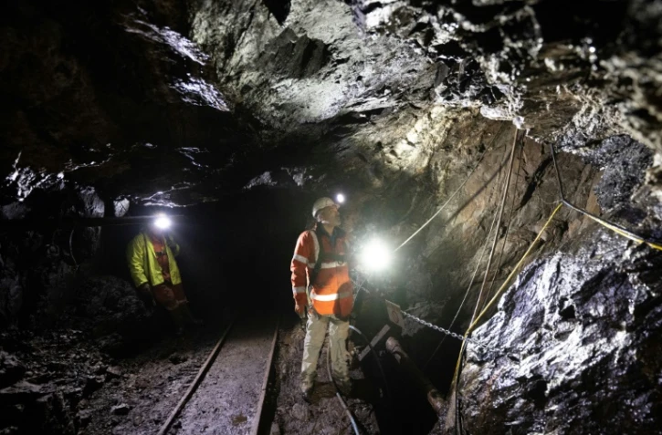 Le PDG d'Alba, George Frangeskides, inspecte la roche à l'intérieur de la mine de Clogau-St David's, au pays de Galles, le 27 mars 2025