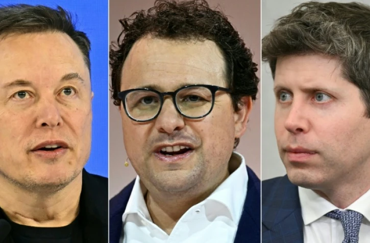 Montage photo montrant (de gauche Ă droite) Elon Musk Ă Davos, en Suisse, le 22 janvier 2026, Dario Amodei, patron d'Anthropic, Ă Paris le 22 mai 2024, et Sam Altman, patron d'OpenAI, Ă Washington, le 22 juillet 2025
