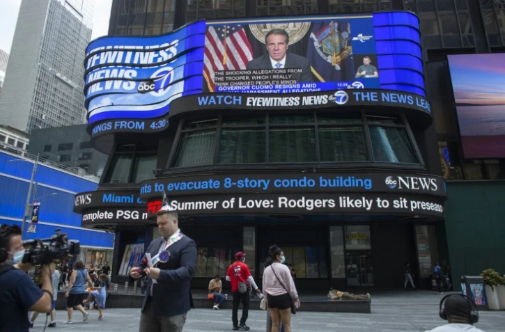 Un grand écran à Times Square montre Andrew Cuomo annonçant sa démission, le 10 août 2021