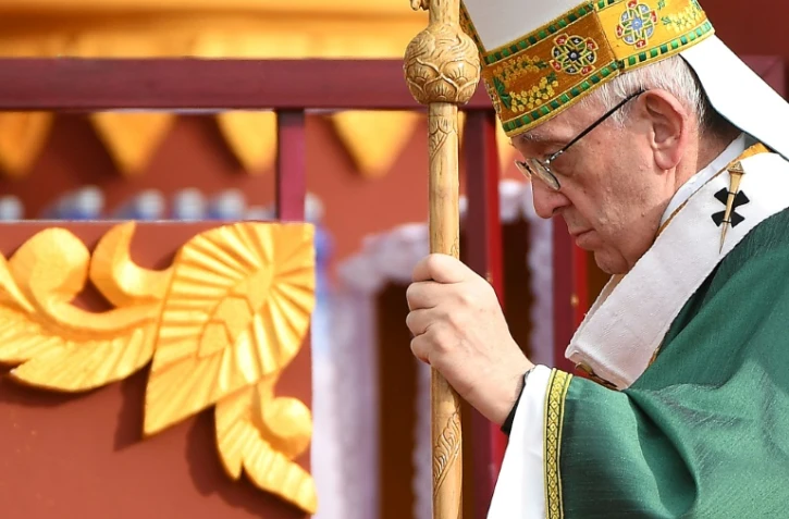 Le pape François s'apprête à célébrer une messe en pleine air, le 29 novembre 2017 à Rangoun, en Birmanie