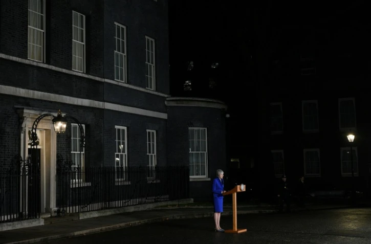 La Première ministre britannique Theresa May s'adresse aux médias devant le 10, Downing Street, le 16 janvier 2019