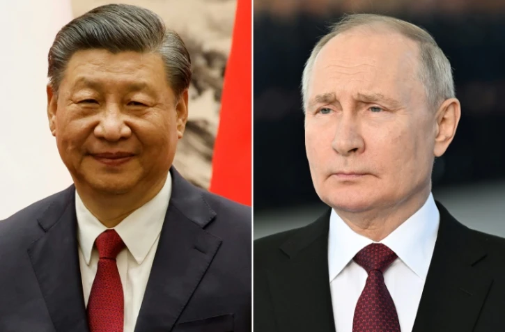 Le président chinois Xi Jinping (gauche), le 6 avril 2023 à Pékin, et le président russe Vladimir Poutine, le 12 octobre 2023 à Bichkek