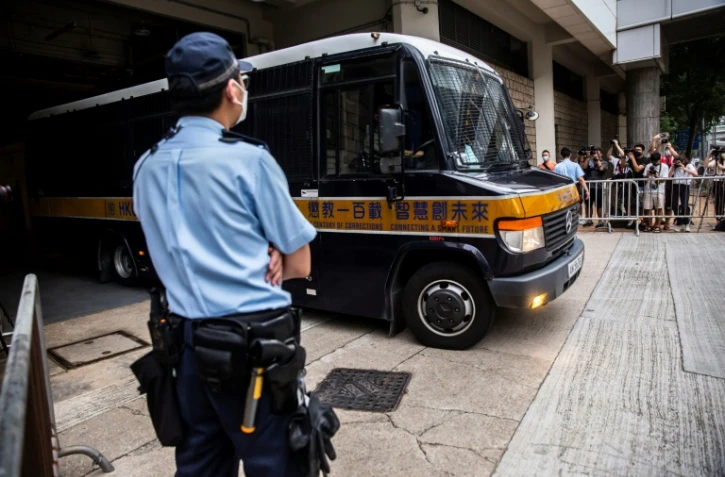 Un véhicule de l'administration pénitentiaire quitte les locaux de la Haute Cour de Hong Kong après que le militant pro-démocratie Tong Ying-kit a été condamné pour terrorisme et incitation à la sécession, le 27 juillet 2021