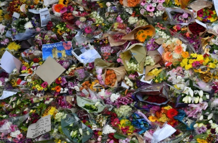 Des messages et des fleurs en hommage aux victimes de l'attentat du London Bridge, le 11 juin 2017 à Londres