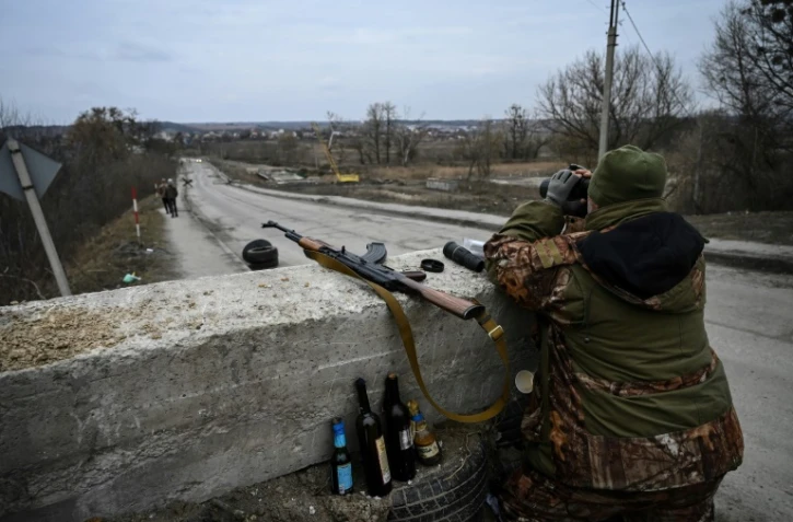 Des volontaires ukrainiens sur le dernier pont reliant Kiev à son flanc ouest, le 6 mars 2022