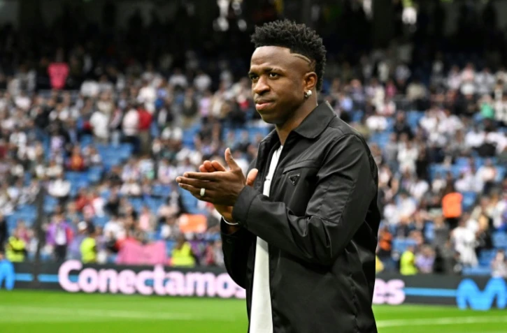 L'attaquant brésilien du Real Vinicius, victime de racisme trois jours plus tôt à Valence, remercie ses coéquipiers et les spectateurs avant le match contre le Rayo Vallecano, le 24 mai 2023 au stade Santiago-Bernabeu de Madrid 