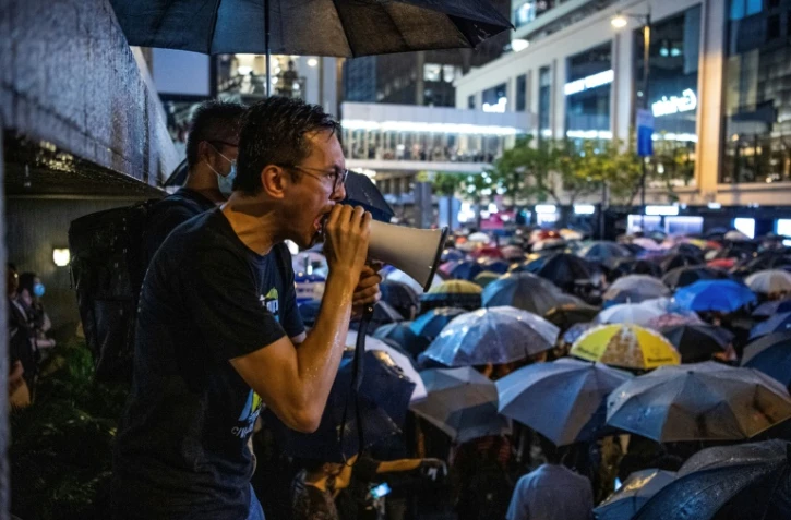 Un homme harangue la foule lors d'une manifestation dans le centre-ville de Hong Kong, le 2 août 2019