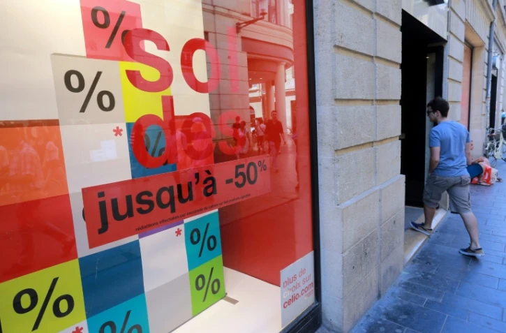 Un magasin affichant les soldes, le 24 juin 2015 à Bordeaux