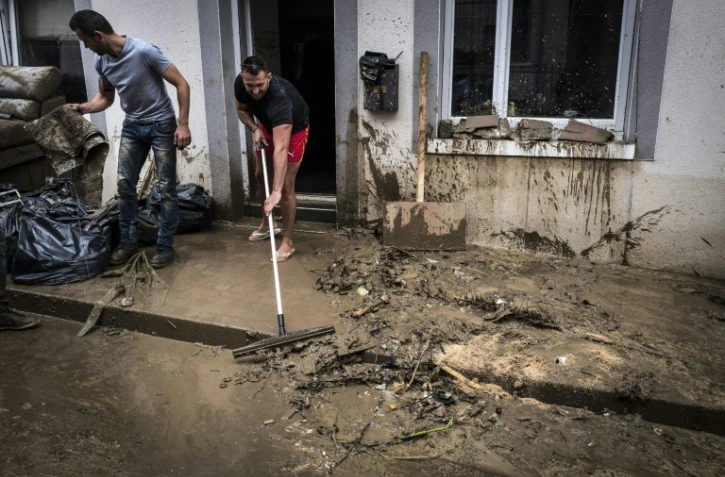 Nettoyage à Chaponnay près de Lyon après l'orage, le 8 juin 2018