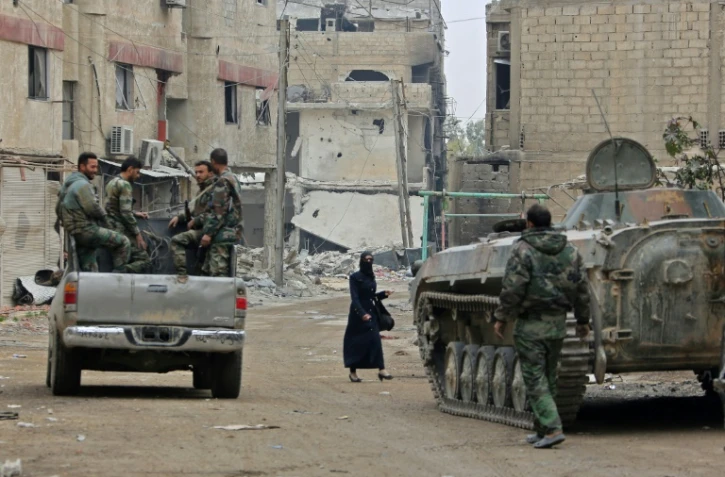 Des forces syriennes se massent aux abords de Douma, dernière poche rebelle dans la Ghouta orientale près de Damas, le 28 mars 2018