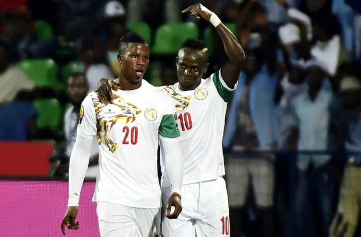 L'attaquant Sadio Mané (d) fête son but, pour le Sénégal face au Zimbabwe, avec l'attaquant Keita lors de la CAN, le 19 janvier 2017 à Franceville