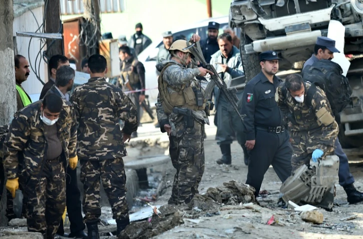 Les forces de sécurité afghane enquêtent à la suite d'un attentat à la voiture piégée, le 28 novembre 2015 à Kaboul