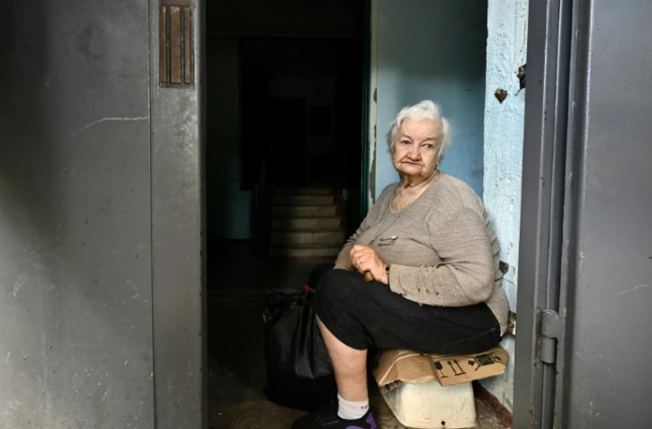 Galyna Tchorna dans un immeuble endommagé par des bombardements russes à Saltivka, à Kharkov, dans l'est de l'Ukraine, le 29 juillet 2022