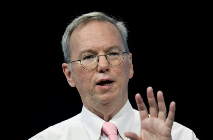 Eric Schmidt, président du conseil d'administration d'Alphabet, maison-mère de Google, à Paris le 15 juin 2017
Executive Chairman Alphabet Inc. Eric Schmidt gestures as he speaks during a session at The Viva Technology Event in Paris on June 15, 2017.