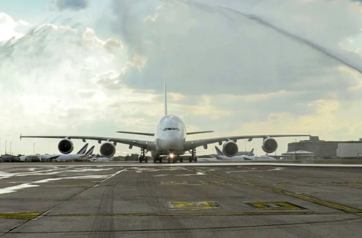 Image tirée d'une vidéo d'Air France, le 26 juillet 2020, d'un Airbus A380 recevant un dernier "water salute" à l'aéroport de Roissy-Charles-de-Gaulle