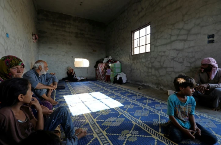 Une famille syrienne fuyant les combats dans le centre-ville de Raqa, réfugiée dans le quartier de Sabahiya, le 14 août 2017