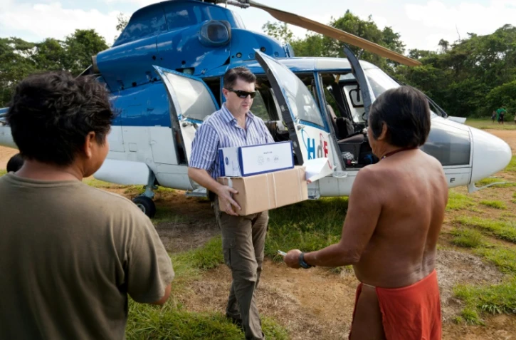 Un fonctionnaire apporte du matériel électoral le 16 juin 2012 au village amérindien des Trois Sauts en Guyane Française