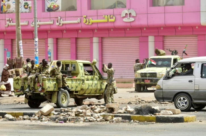 Des forces de sécurité soudanaises postées dans un rue de la capitale Khartoum, le 9 juin 2019