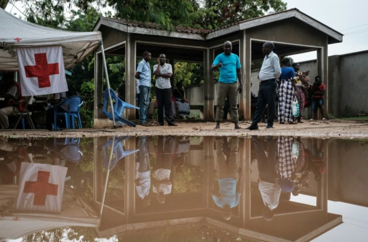 Des membres de la famille et des amis attendent des nouvelles de leurs proches dans la forêt de Shakahola, au Kenya où plus de 90 corps ont été exhumés jusqu'à présent à la morgue de l'hôpital du sous-comté de Malindi à Malindi le 26 avril 2023