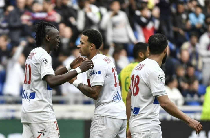Les deux buteurs de Lyon Bertrand Traoré (g) et Memphis Depay jubilent lors de la victoire 2-0 face à Nantes le 28 avril 2018