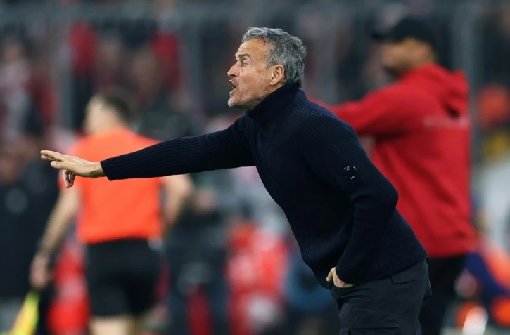 L'entraîneur du Paris Saint-Germain Luis Enrique donne des consignes sur le terrain à ses joueurs lors du déplacement à Munich contre le Bayern, en Ligue des champions, le 26 novembre 2024 